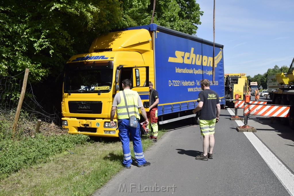 LKW in Boeschung A 3 Rich Frankfurt Hoehe Roesrath Lohmar P202.JPG - Miklos Laubert